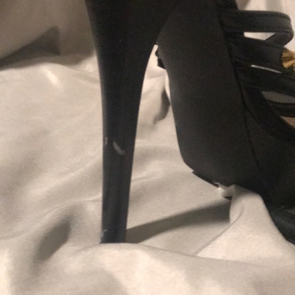 Black high heels - Picture 3 of 3